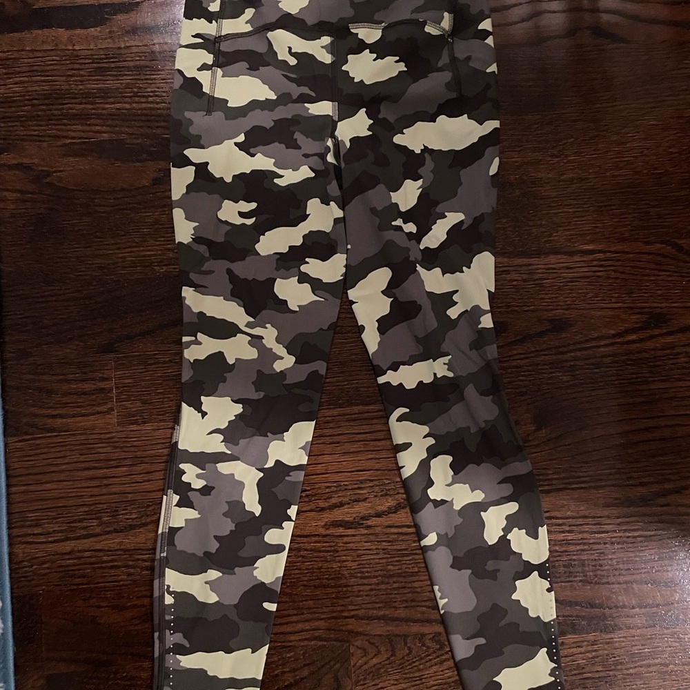 Green camo Lululemon yoga pants - Picture 4 of 4